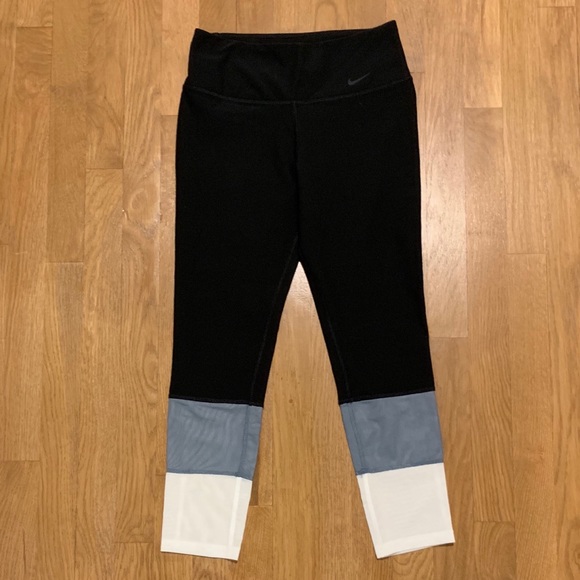 NIKE Dri-Fit One Legend Pant Cropped! ✨ - Picture 2 of 7